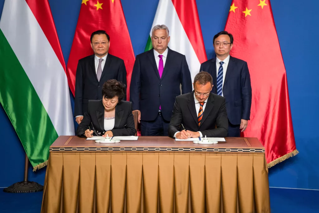 BYD to Open New European Headquarters and R&D Center in Budapest 3 CEREMONIAL AGREEMENT SIGNING